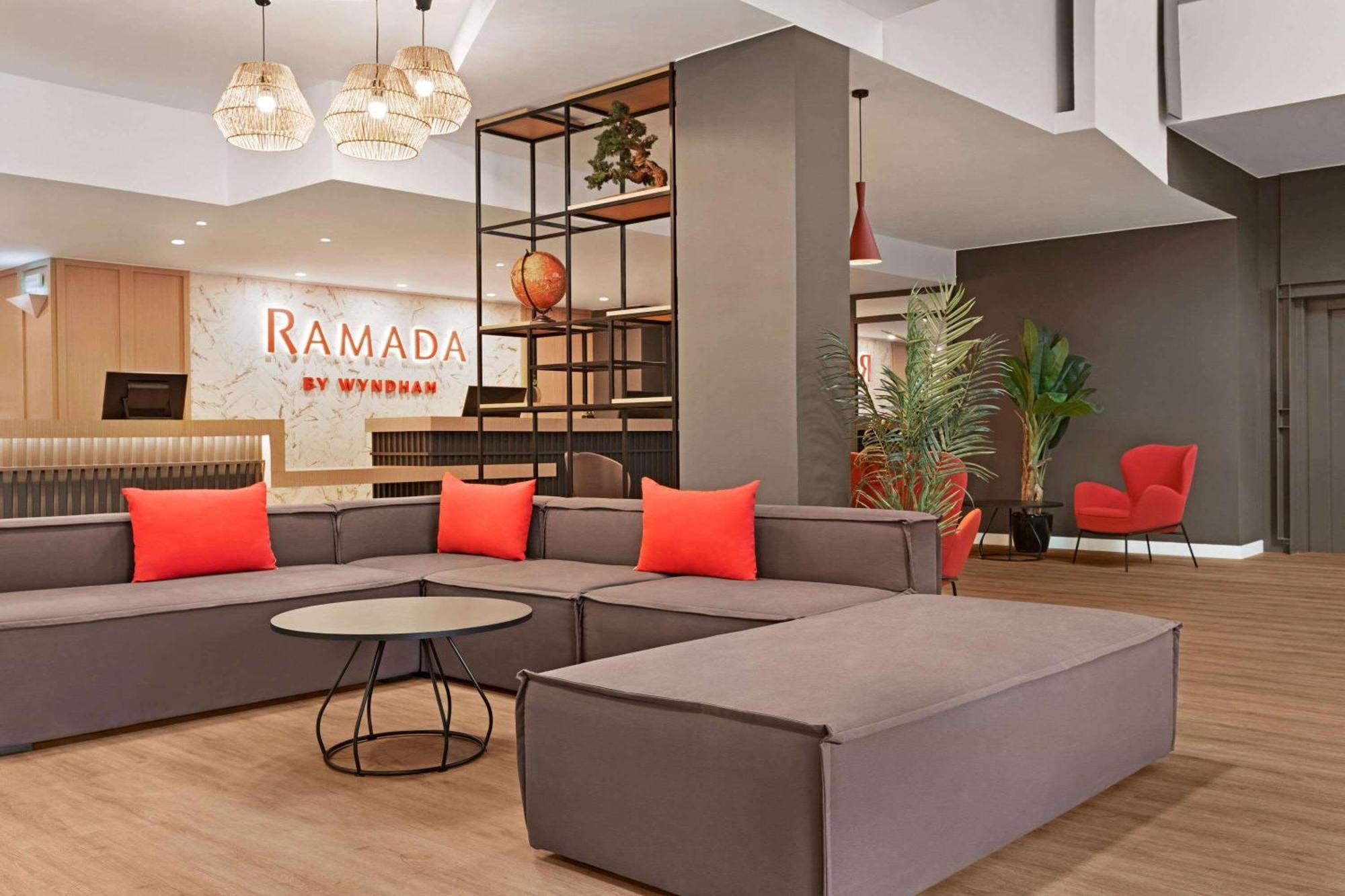 Ramada By Wyndham Valencia Almussafes Hotel Exterior foto
