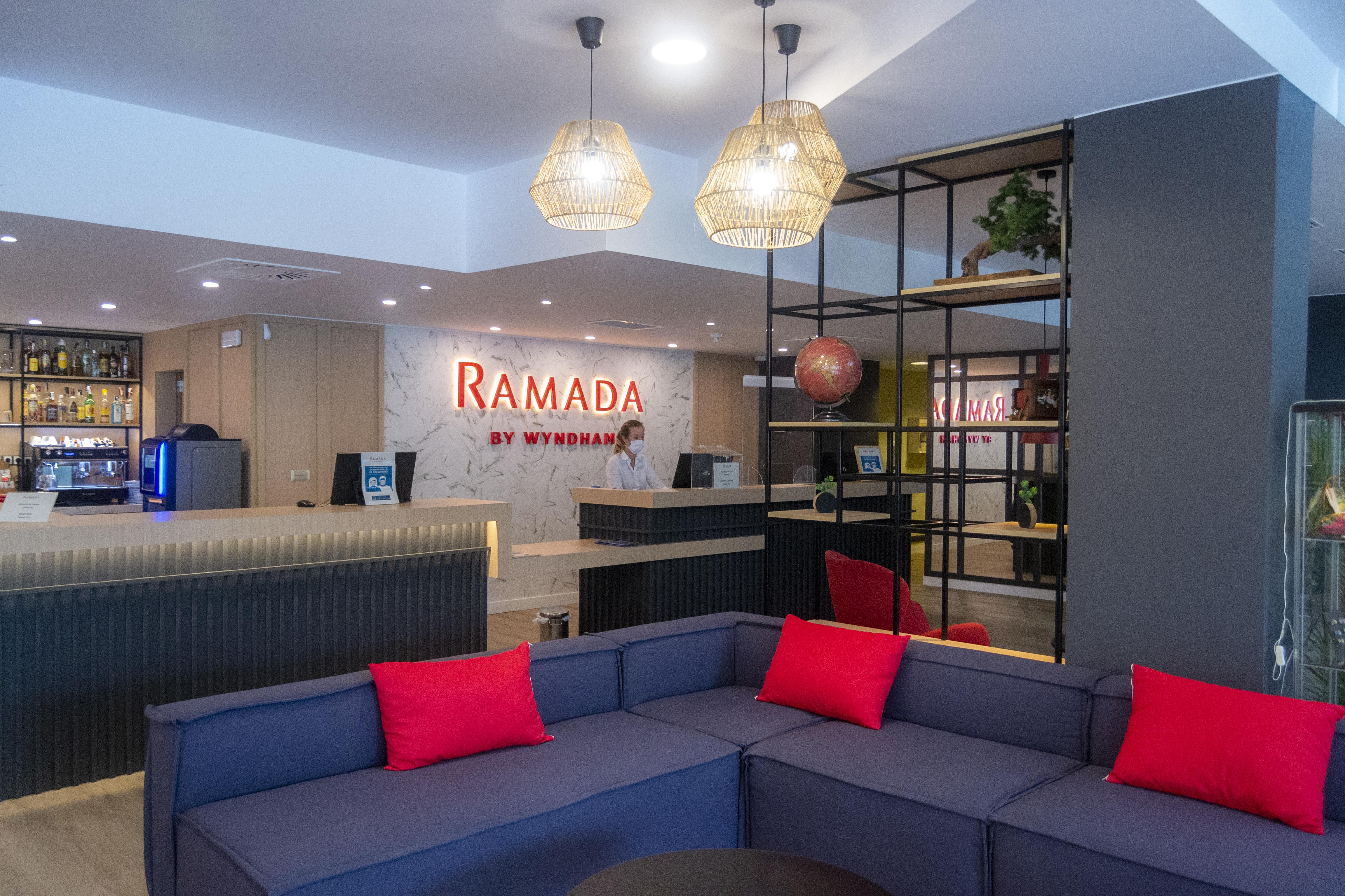 Ramada By Wyndham Valencia Almussafes Hotel Exterior foto