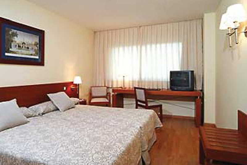 Ramada By Wyndham Valencia Almussafes Hotel Quarto foto